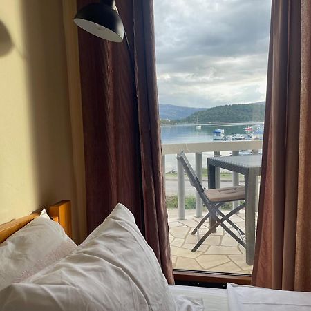 Apartments Ana By The Sea ลุมบาร์ดา ภายนอก รูปภาพ