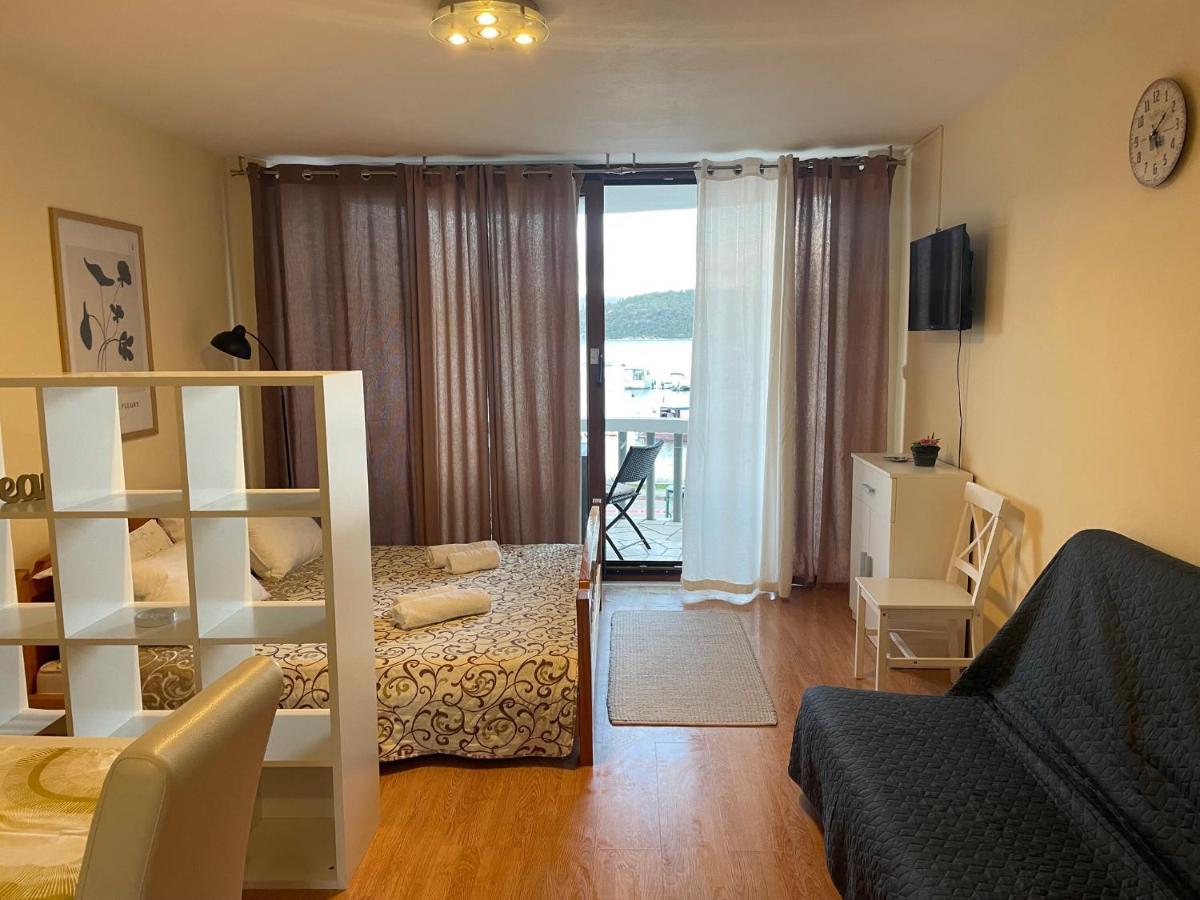 Apartments Ana By The Sea ลุมบาร์ดา ภายนอก รูปภาพ