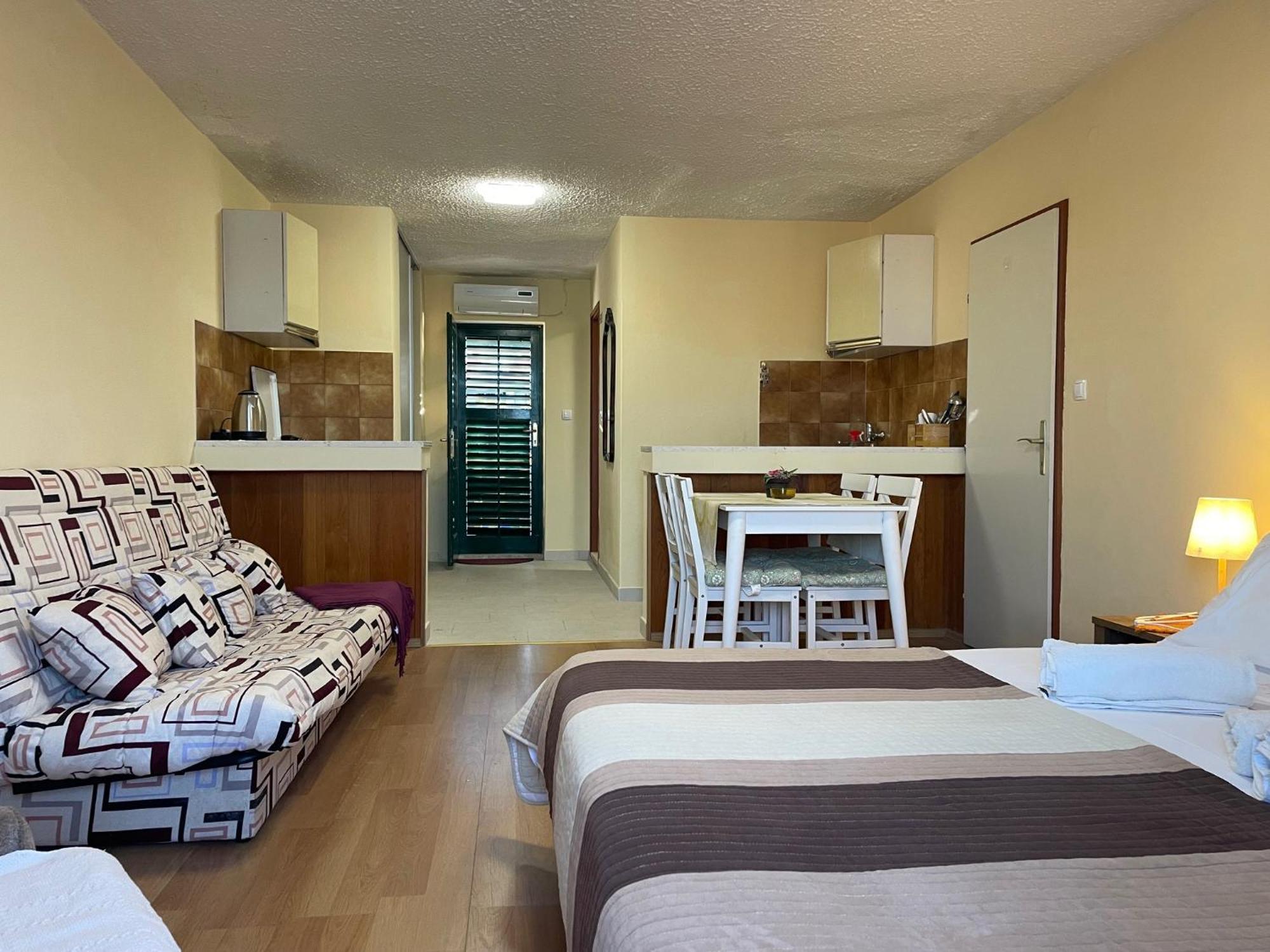 Apartments Ana By The Sea ลุมบาร์ดา ภายนอก รูปภาพ