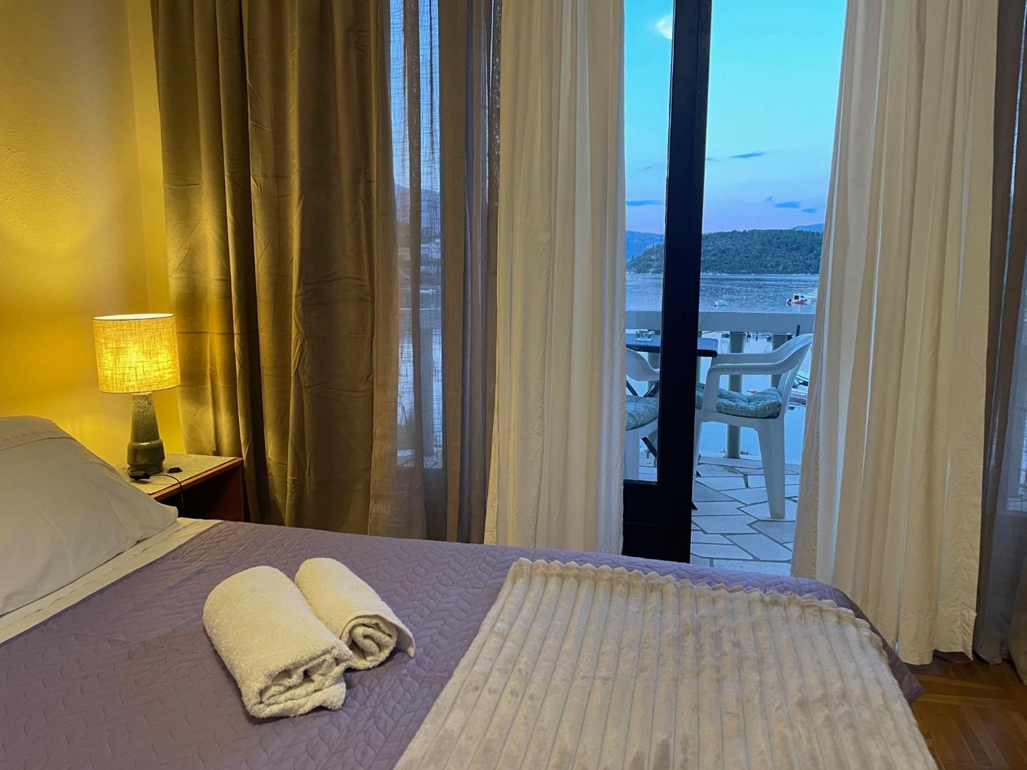 Apartments Ana By The Sea ลุมบาร์ดา ภายนอก รูปภาพ