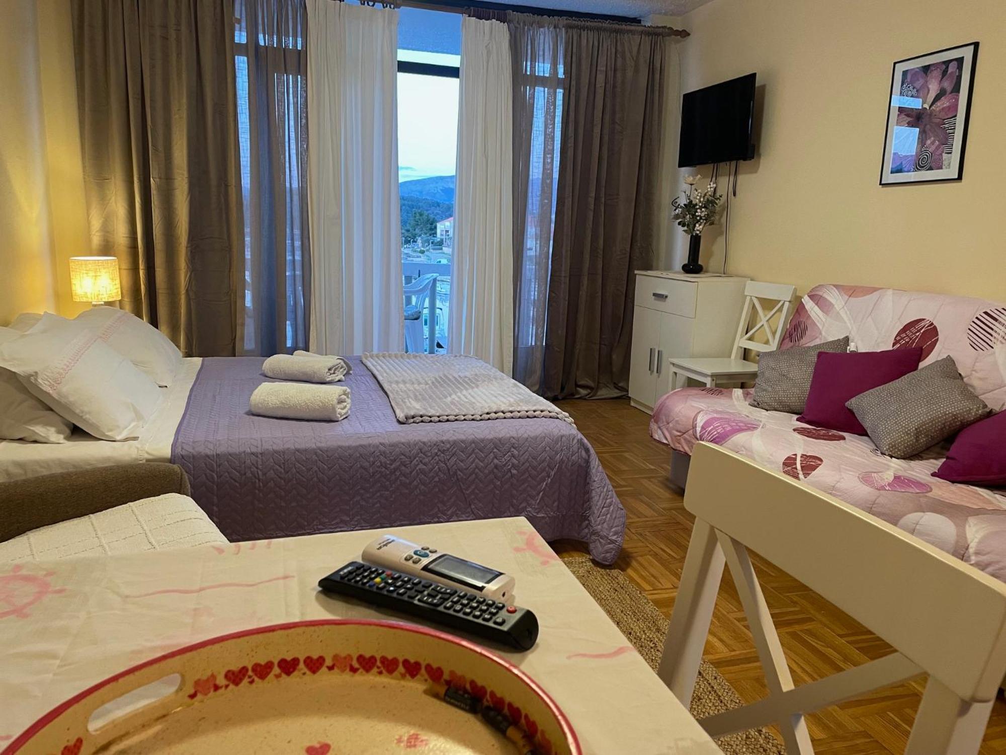 Apartments Ana By The Sea ลุมบาร์ดา ภายนอก รูปภาพ