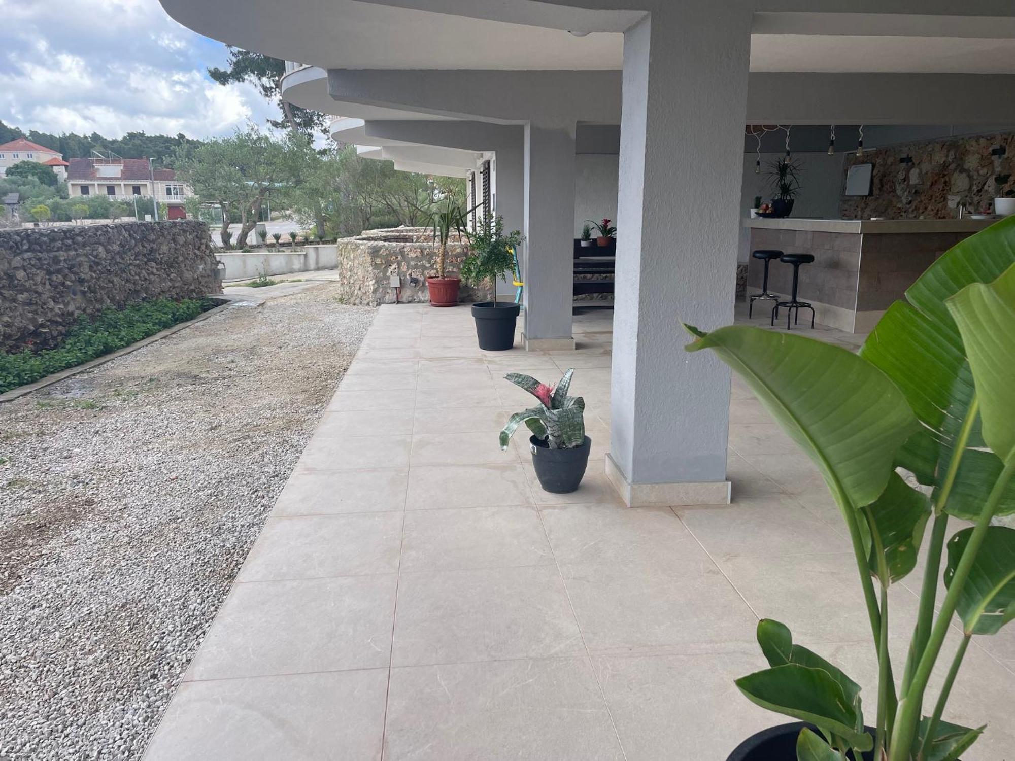 Apartments Ana By The Sea ลุมบาร์ดา ภายนอก รูปภาพ