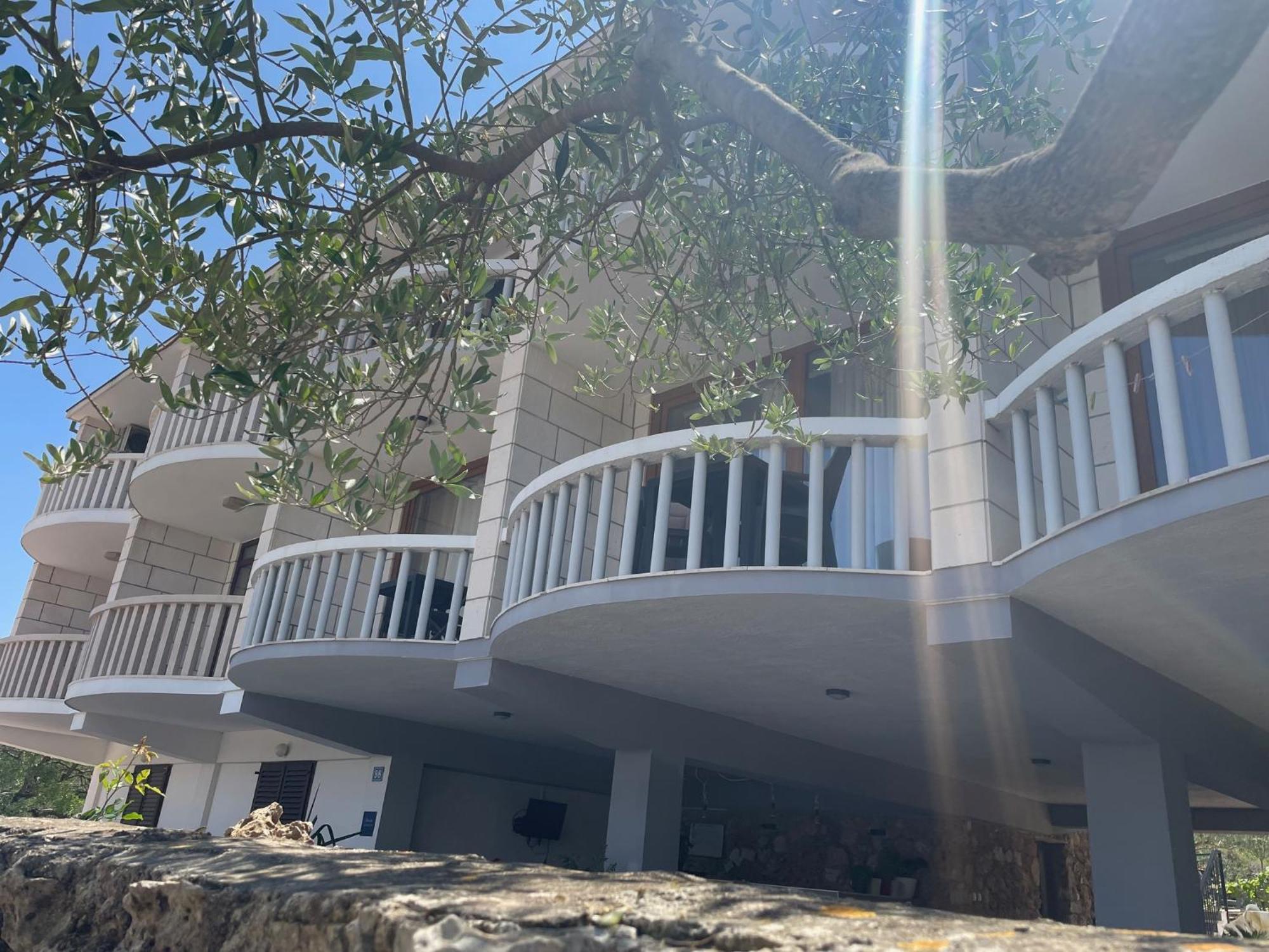 Apartments Ana By The Sea ลุมบาร์ดา ภายนอก รูปภาพ