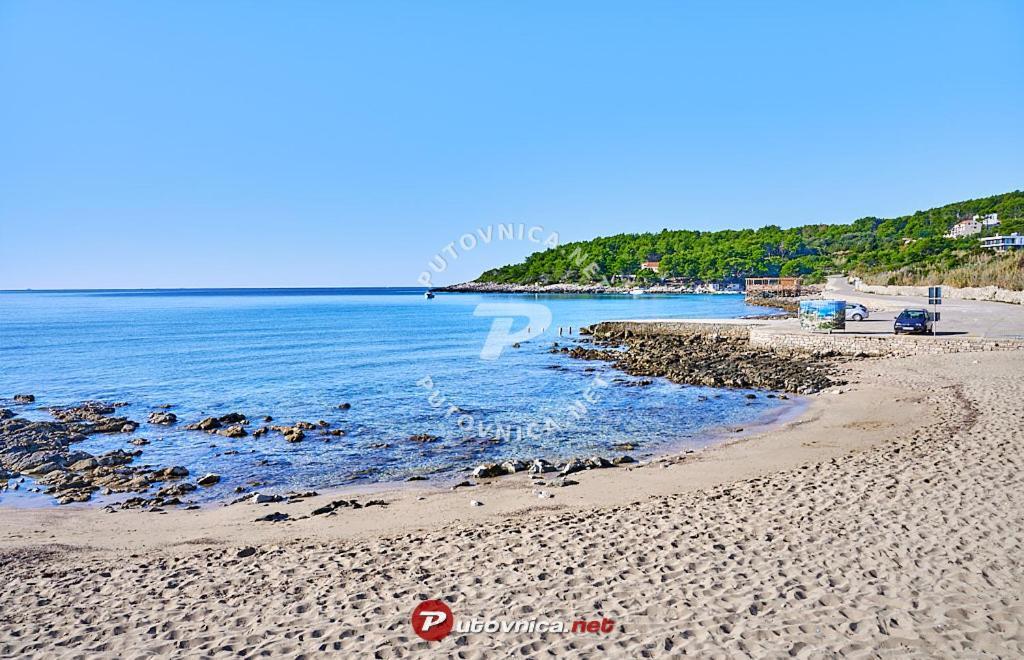 Apartments Ana By The Sea ลุมบาร์ดา ภายนอก รูปภาพ