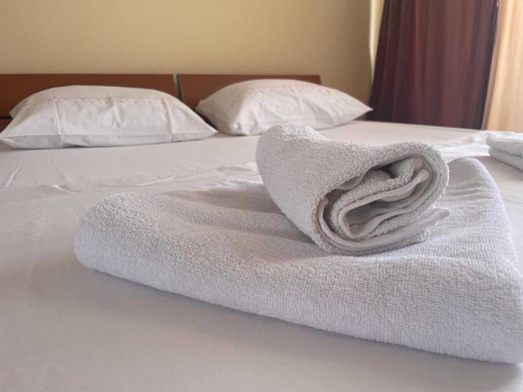 Apartments Ana By The Sea ลุมบาร์ดา ภายนอก รูปภาพ