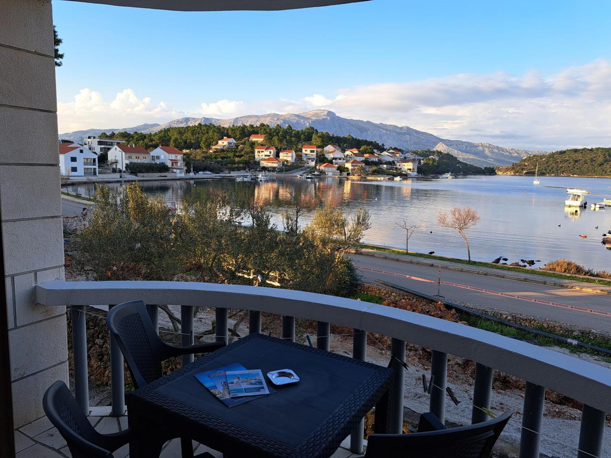 Apartments Ana By The Sea ลุมบาร์ดา ภายนอก รูปภาพ
